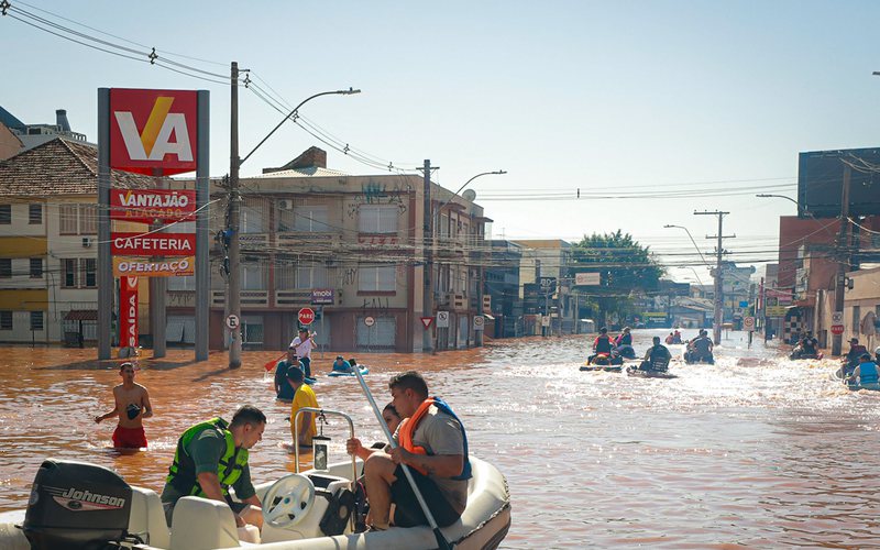 Operações de resgate de moradores dos bairros Humaitá e Navegantes, na zona norte de Porto Alegre - Alex Rocha/PMPA