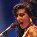 Amy Winehouse morreu em 2011 pelo consumo excessivo de álcool - Wikipedia Commons