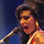 Amy Winehouse morreu em 2011 pelo consumo excessivo de álcool - Wikipedia Commons