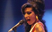 Amy Winehouse morreu em 2011 pelo consumo excessivo de álcool - Wikipedia Commons