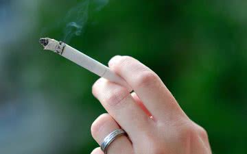 Quem fuma em lugar fechado não só se prejudica, como também os chamados "fumantes passivos" - Freepik