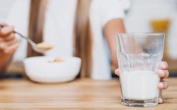 A intolerância à lactose se manifesta após a ingestão de alimentos derivados do leite - Freepik
