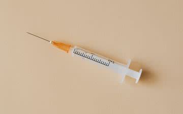 A injeção trimestral é uma das opções de métodos anticoncepcionais hormonais - Freepik