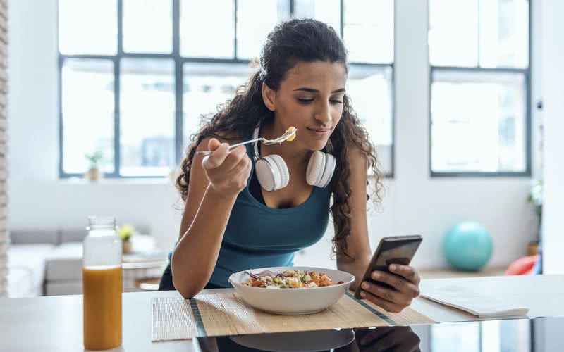 Carboidratos e proteínas normalmente compõem a refeição pós-treino - iStock