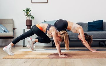 11 exercícios para definir o abdômen treinando em casa