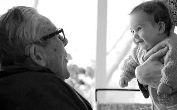 Hoje se observa que o relacionamento entre bisavós e bisnetos se assemelha à antiga relação avós-netos - iStock