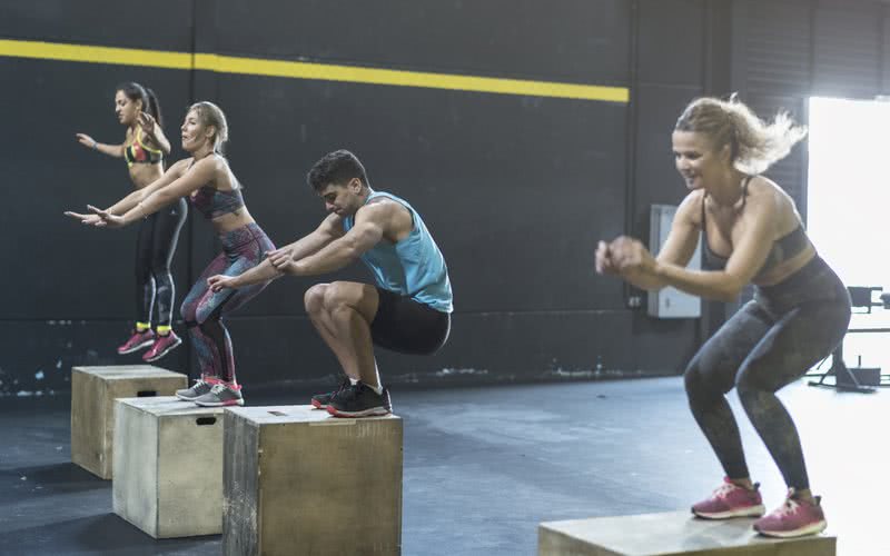 Os pliométricos servem como ótimos complementos para outros esportes, como a corrida - iStock