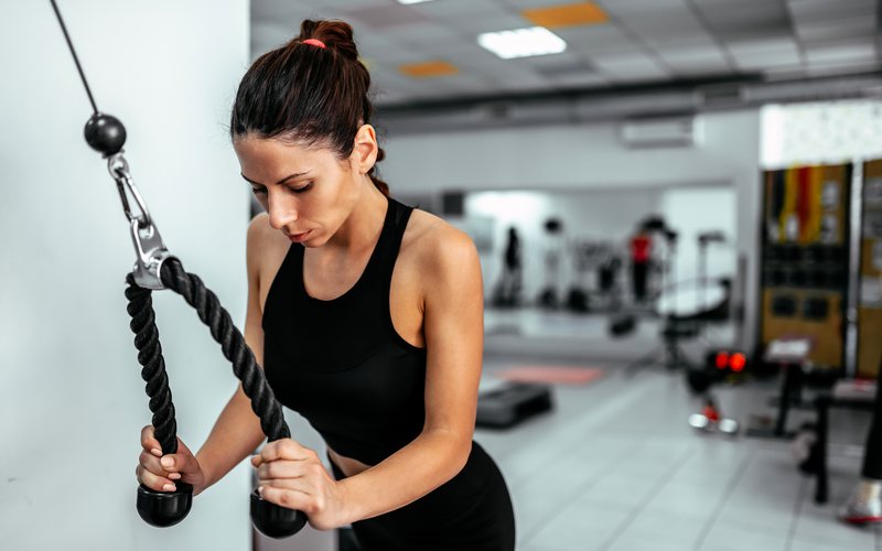 Conheça exercícios de tríceps na polia - iStock