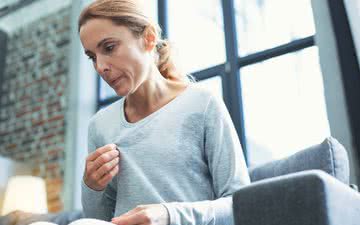 A menopausa pode ter uma série de sintomas, que variam de acordo com cada mulher - iStock