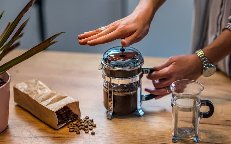 Tomar café feito no método prensa francesa pode causar problemas e aumentar o colesterol ruim - iStock