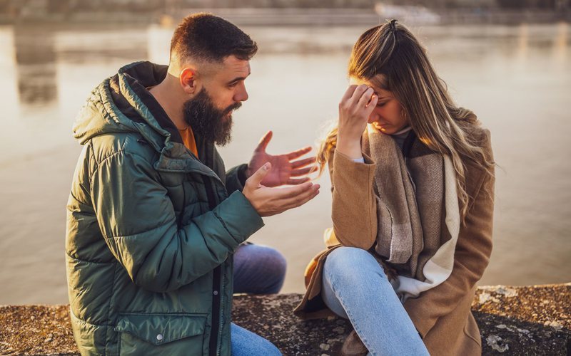 Conversar sobre como se sente pode parecer assustador, mas geralmente é a melhor maneira de abordar a situação - iStock