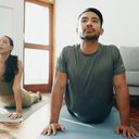 Se você se sentir confortável fazendo yoga em casa, poderá praticar quando sentir mais estresse - iStock