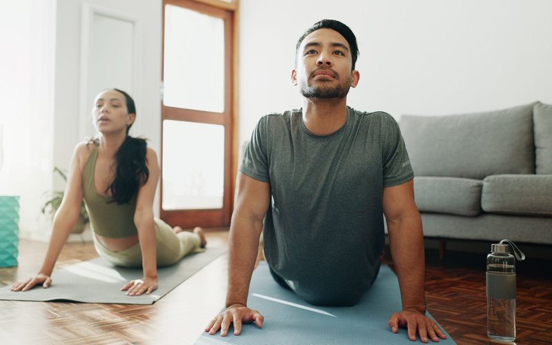 Se você se sentir confortável fazendo yoga em casa, poderá praticar quando sentir mais estresse - iStock