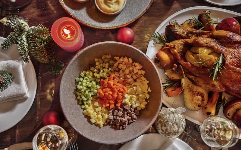 Saladas que incluam folhas e legumes são ideais para acompanhar as carnes nestas ocasiões - iStock