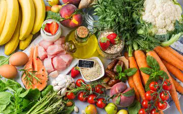 Esta dieta promove alimentos ricos em potássio, magnésio, cálcio, fibras e proteínas que ajudam a diminuir a pressão arterial - iStock