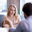 Psicóloga criticou encontro no estilo entrevista, geralmente em ambientes como bares barulhentos ou cafeterias - iStock