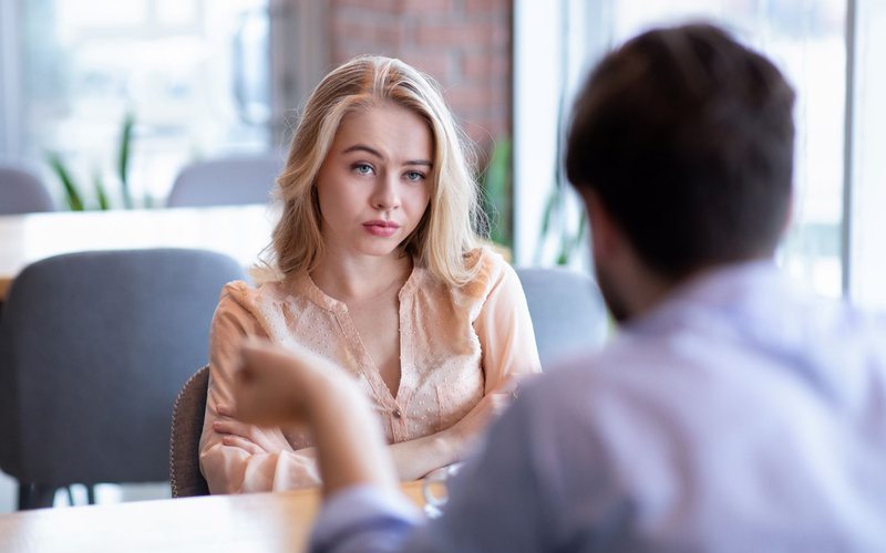 Psicóloga criticou encontro no estilo entrevista, geralmente em ambientes como bares barulhentos ou cafeterias - iStock