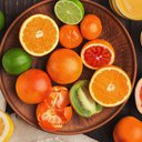 Frutas cítricas possuem antioxidantes, reduzindo a ação dos radicais livres no nosso organismo - iStock