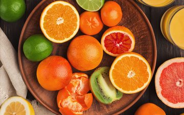 Frutas cítricas possuem antioxidantes, reduzindo a ação dos radicais livres no nosso organismo - iStock