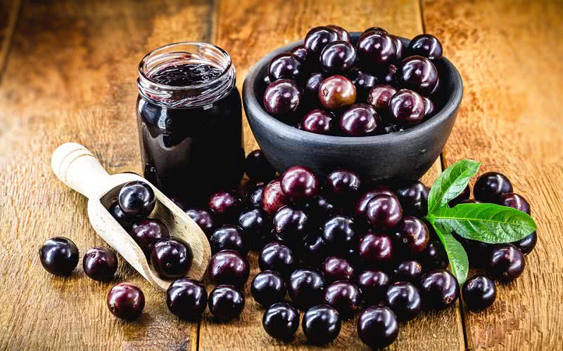 A jabuticaba ajuda a hidratar e também protege a pele contra danos causados pelo sol - iStock