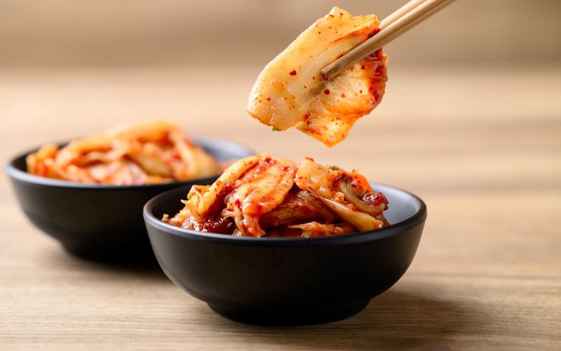 O kimchi, prato fermentado típico da culinária coreana, é um dos que nutre o microbioma intestinal - iStock