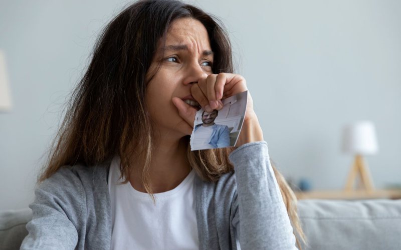 O luto difere entre as pessoas e as situações, mas os passos para seguir em frente são universais - iStock