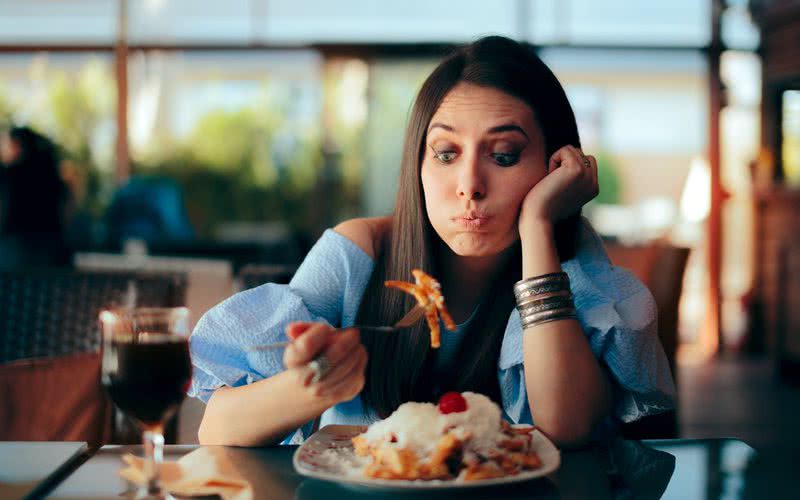 Comer tarde da noite, escolhendo alimentos com alto teor calórico, acarreta ganho de peso - iStock