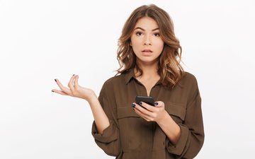 Ao receber uma mensagem, muito tempo depois da última conversa, já recuperada do ghosting, a pessoa fica confusa - iStock