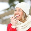 Uma parte do corpo que costuma ser esquecida são os lábios, que ressecam muito no inverno - iStock