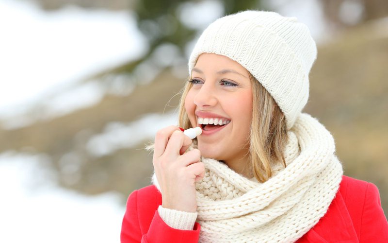 Uma parte do corpo que costuma ser esquecida são os lábios, que ressecam muito no inverno - iStock