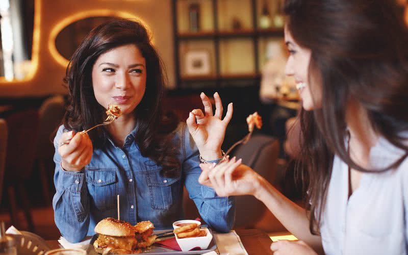 Quem não tem uma amiga que sempre dá uma dica para emagrecer? Comer fast-food, com certeza, não é uma - iStock