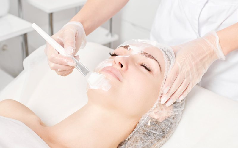 Pessoas fazem peeling para reduzir rugas, manchas, marcas de expressão ou cicatrizes de acne - iStock