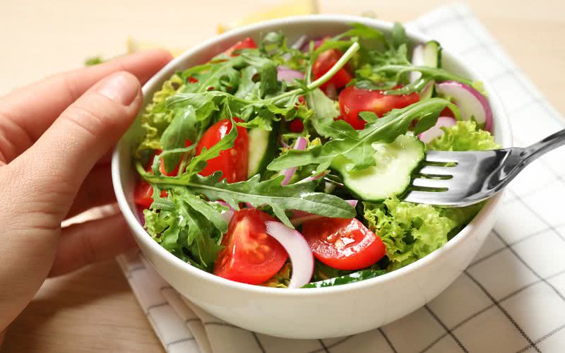 Devido ao sabor apimentado, as pessoas costumam misturar a rúcula com outras verduras mais suaves - iStock