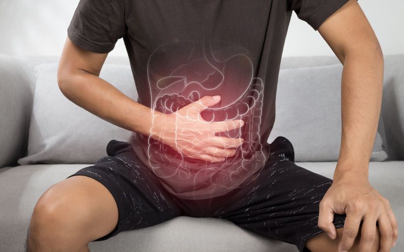 Dor abdominal, excesso de gases, inchaço, necessidade repentina e urgente de usar o banheiro são sintomas - iStock