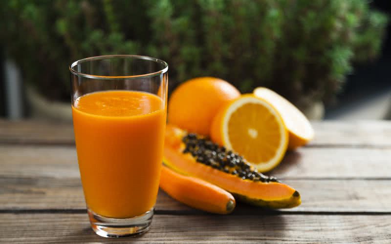 Mamão oferece vitamina A; a laranja é rica em vitamina C e a cenoura é fonte de betacaroteno - iStock