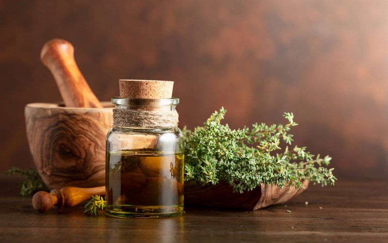 Usar óleo essencial de tomilho em um difusor de aromaterapia pode melhorar o humor - iStock