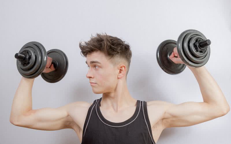 Treino de bíceps e tríceps: veja os melhores exercícios para fazer