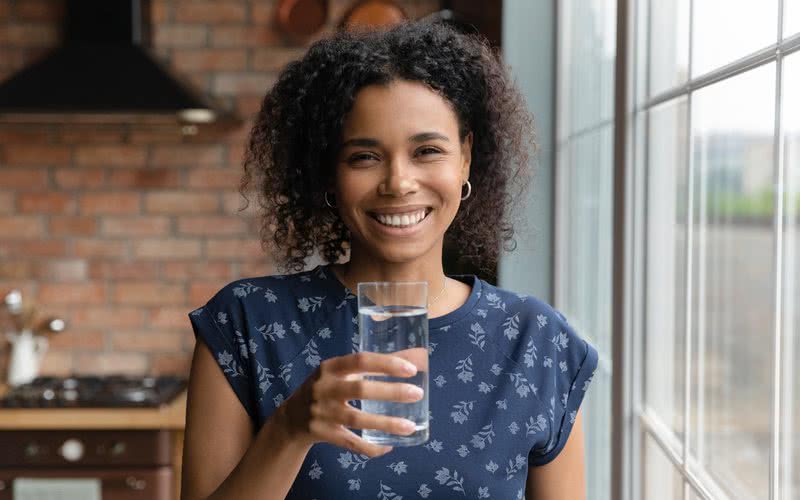 Além de ser uma opção de bebida saudável, beber água pode ajudar a controlar os níveis de colesterol - iStock