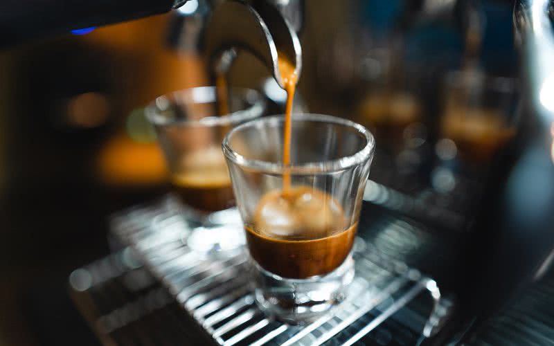 O café é a principal fonte de cafeína para a maioria das pessoas - iStock