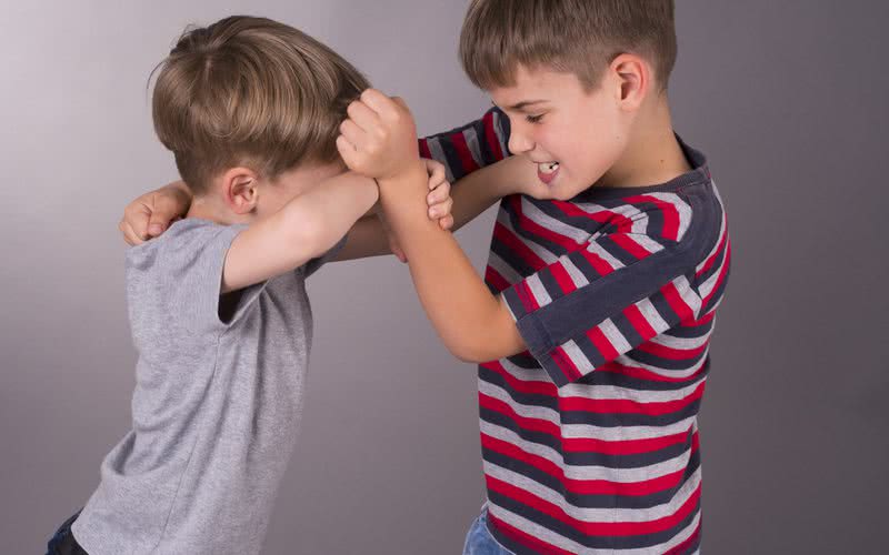 Tanto as crianças que sofreram quanto as que praticaram bullying foram afetadas - iStock