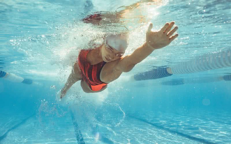 Dar um mergulho na piscina também pode reduzir os níveis do "hormônio do estresse", o cortisol - iStock