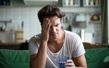 Entre os principais sintomas físicos da ressaca estão dor de cabeça, sede e enjoo - iStock