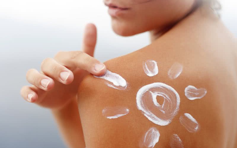 O uso de protetor solar é fundamental para bloquear os raios UV e evitar danos à pele - iStock