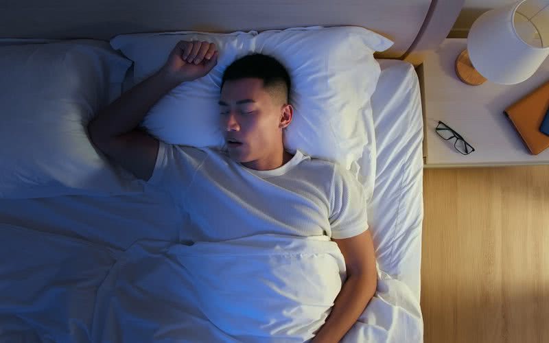 A apneia do sono é caracterizada por diversas interrupções na respiração durante a noite - iStock