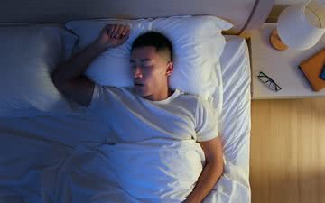 A apneia do sono é caracterizada por diversas interrupções na respiração durante a noite - iStock
