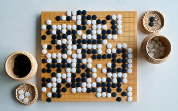 Go é um antigo jogo de tabuleiro chinês que envolve tomada de decisões complexas e raciocínio espacial - iStock