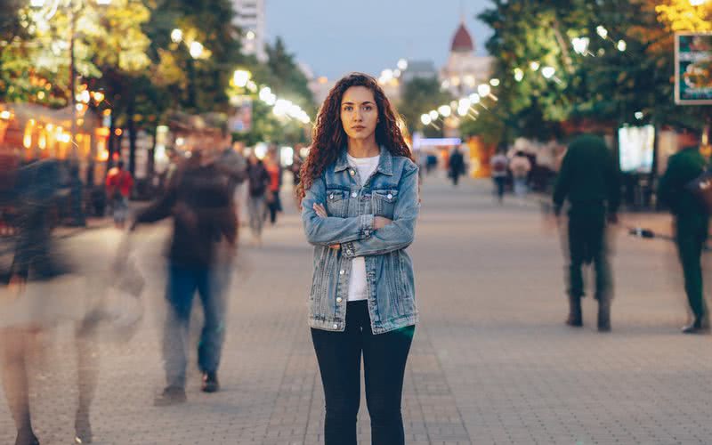 Nem sempre se sentir sozinho, mesmo quando rodeado de pessoas, significa que algo está errado com você - iStock