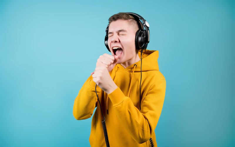 O engrossamento da voz tem a ver com as alterações hormonais da adolescência - iStock