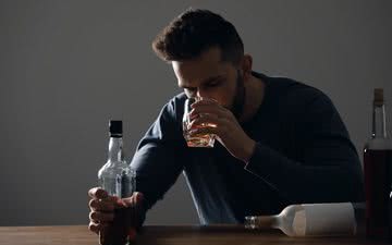 Ao exagerar no álcool, as pessoas se colocam em situações de risco - iStock