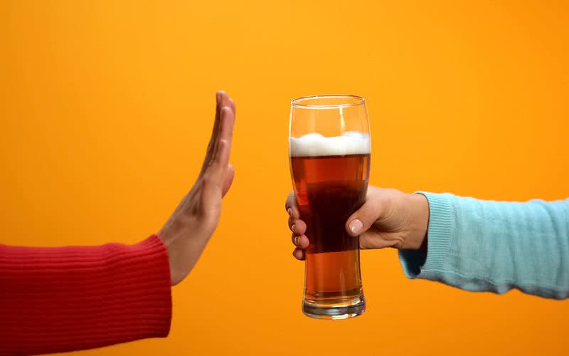 Cinco doses ou mais de álcool numa única ocasião já constituem "beber pesado" - iStock